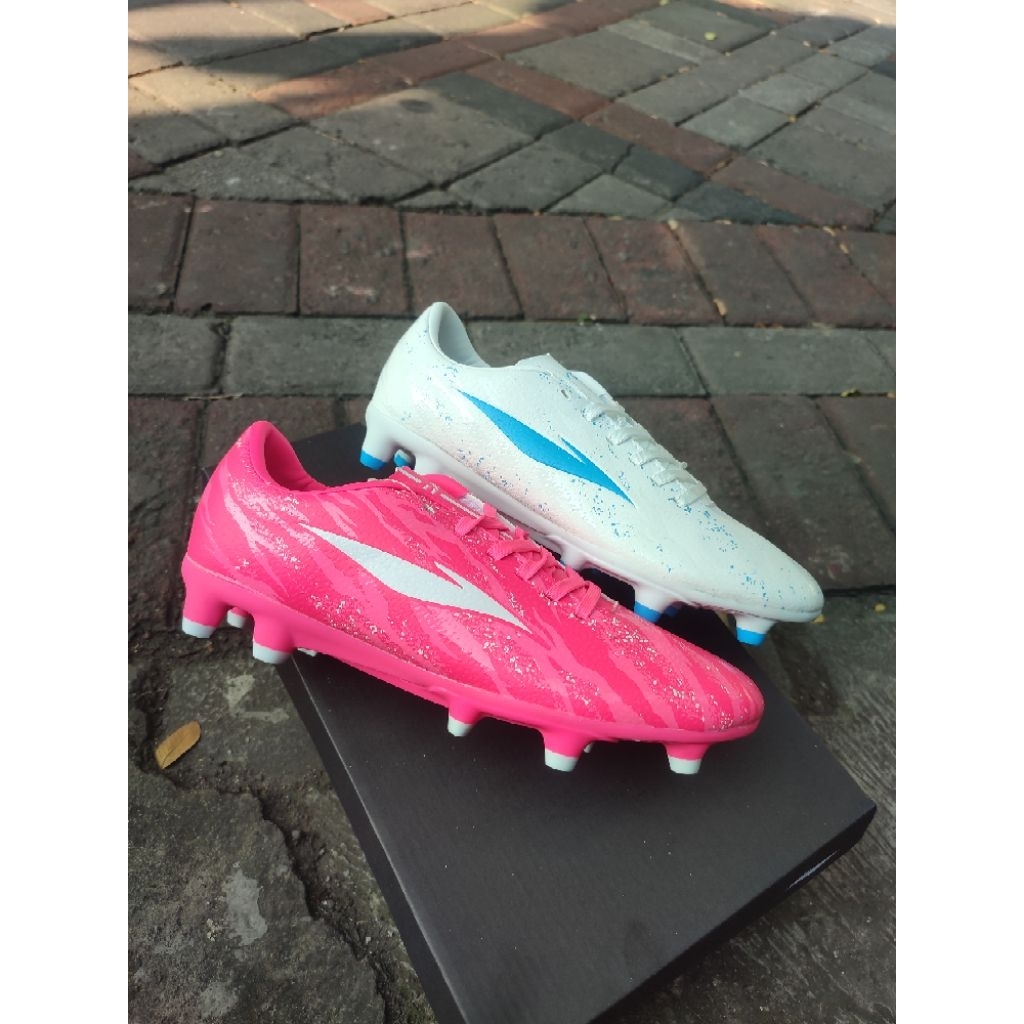 Sepatu Bola Lycan Taiga FG