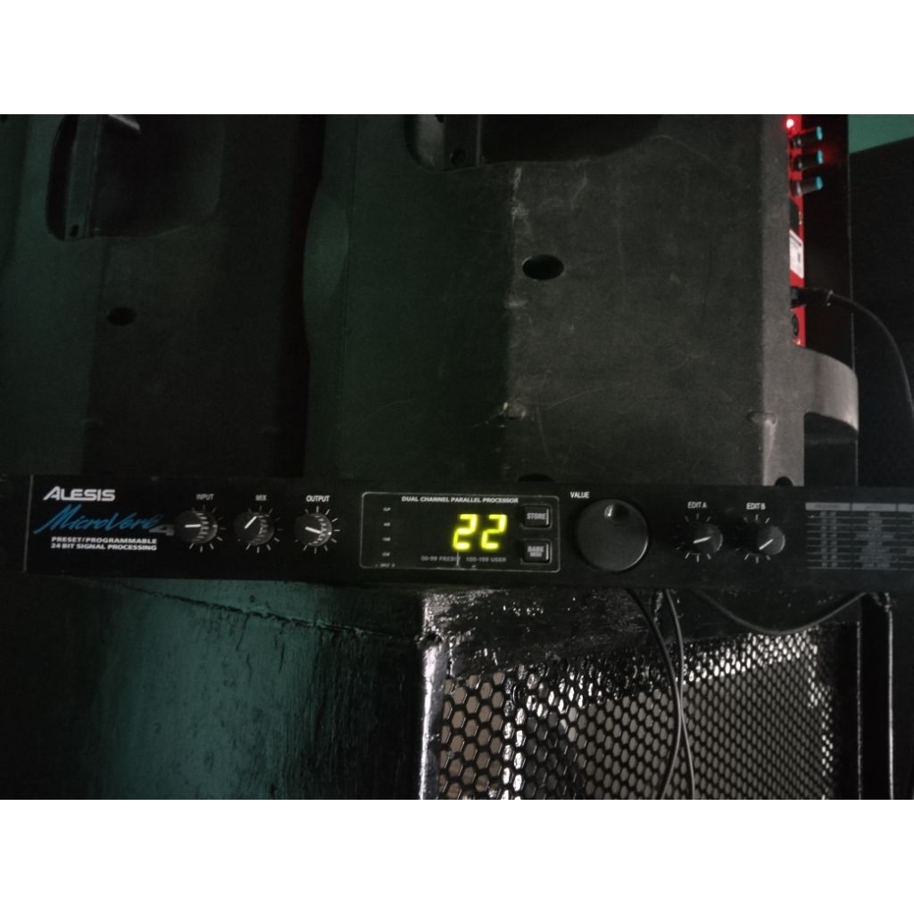 Efek Vocal Alesis bekas, komponen besar