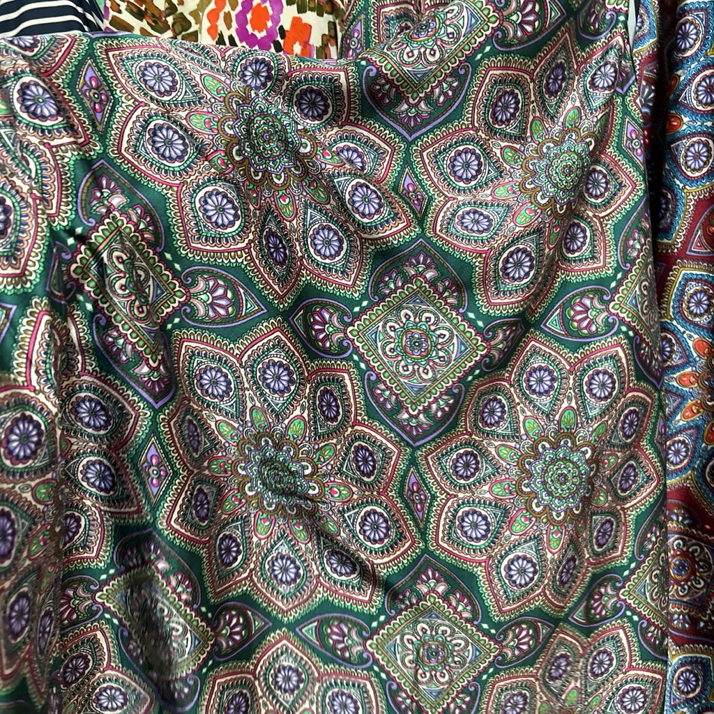 Kain Satin Silk Motif Mandala Ornamen Mewah - Bahan Silk Premium Glowing & Jatuh - Meteran Untuk Gam