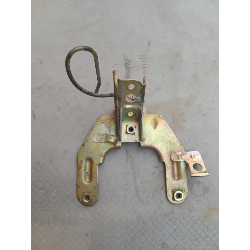 Breket pangkon dudukan panel dada dasi depan Yamaha mio soul karbu original