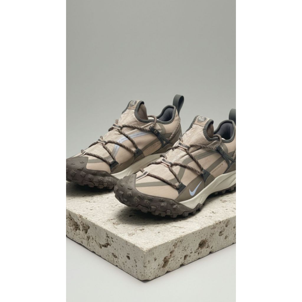 sepatu pria Nike ACG Mountain Fly Low SE berwarna Iron Stone/Malt Light Iron Ore.(size 47,5)