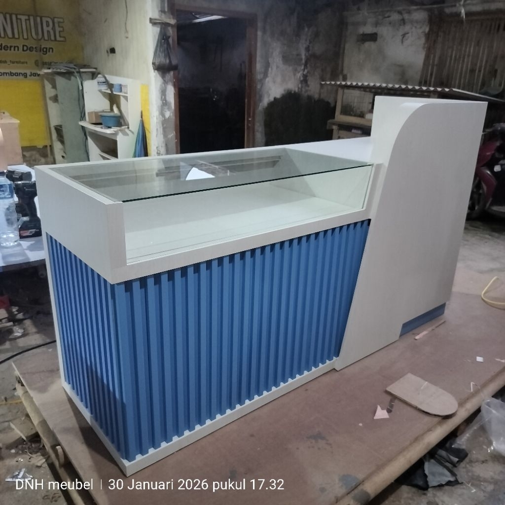 Meja Kasir Etalase Kaca Toko Optik