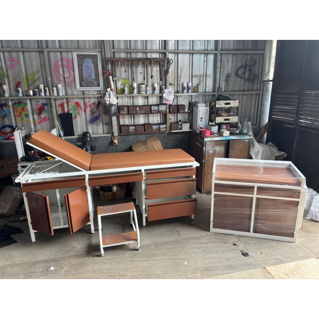 meja restustasi bayi tempat tidur bayi +lampu tindakan