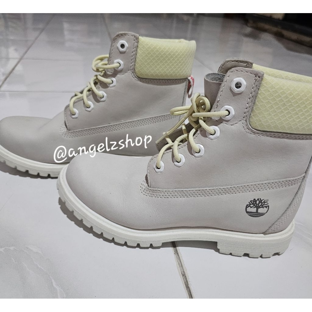 Preloved Sepatu Boots Wanita Putih TB