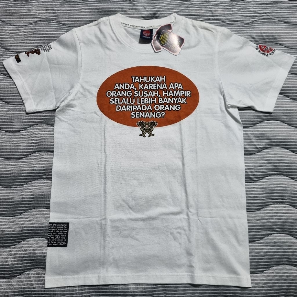 KAOS PUTIH PENDEK JOGER READY. T-SHIRT XS. KAOS KATA-KATA JOGER BALI.