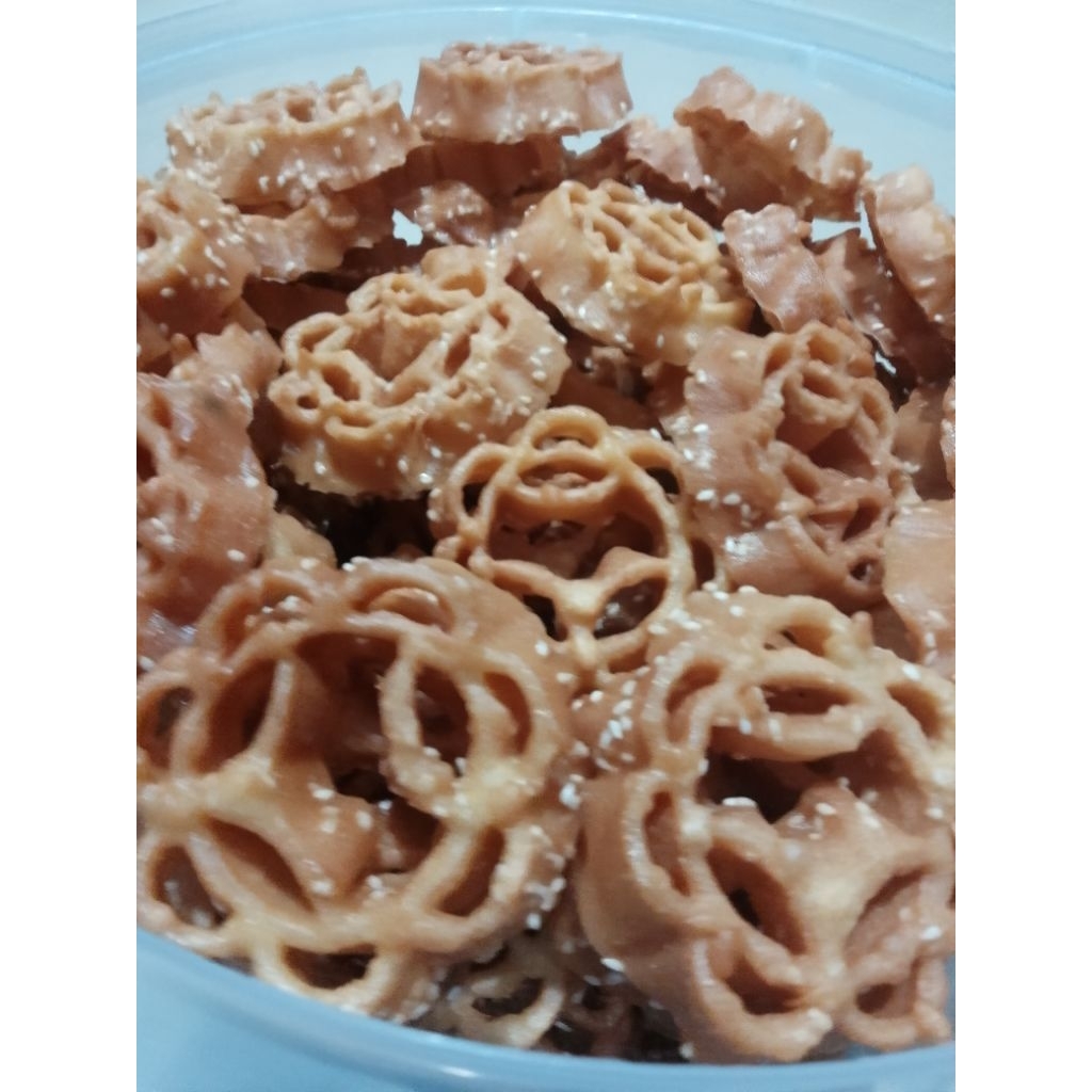 Kembang goyang atau Kembang Loyang Wijen