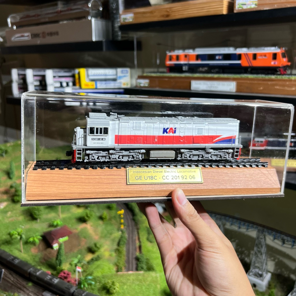 Miniatur Kereta Api / Lokomotif CC 201 Medium Detail Skala HO