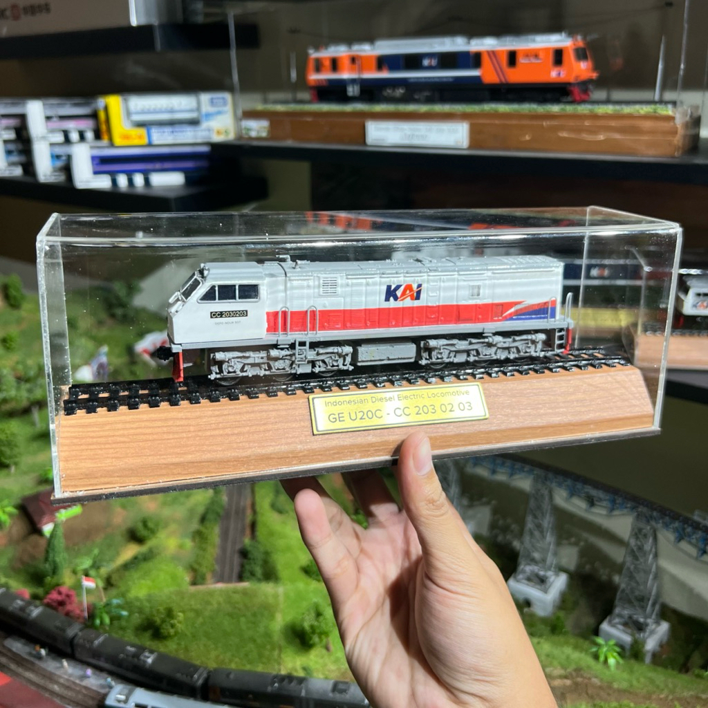Miniatur Kereta Api / Lokomotif CC 203 Medium Detail Skala HO