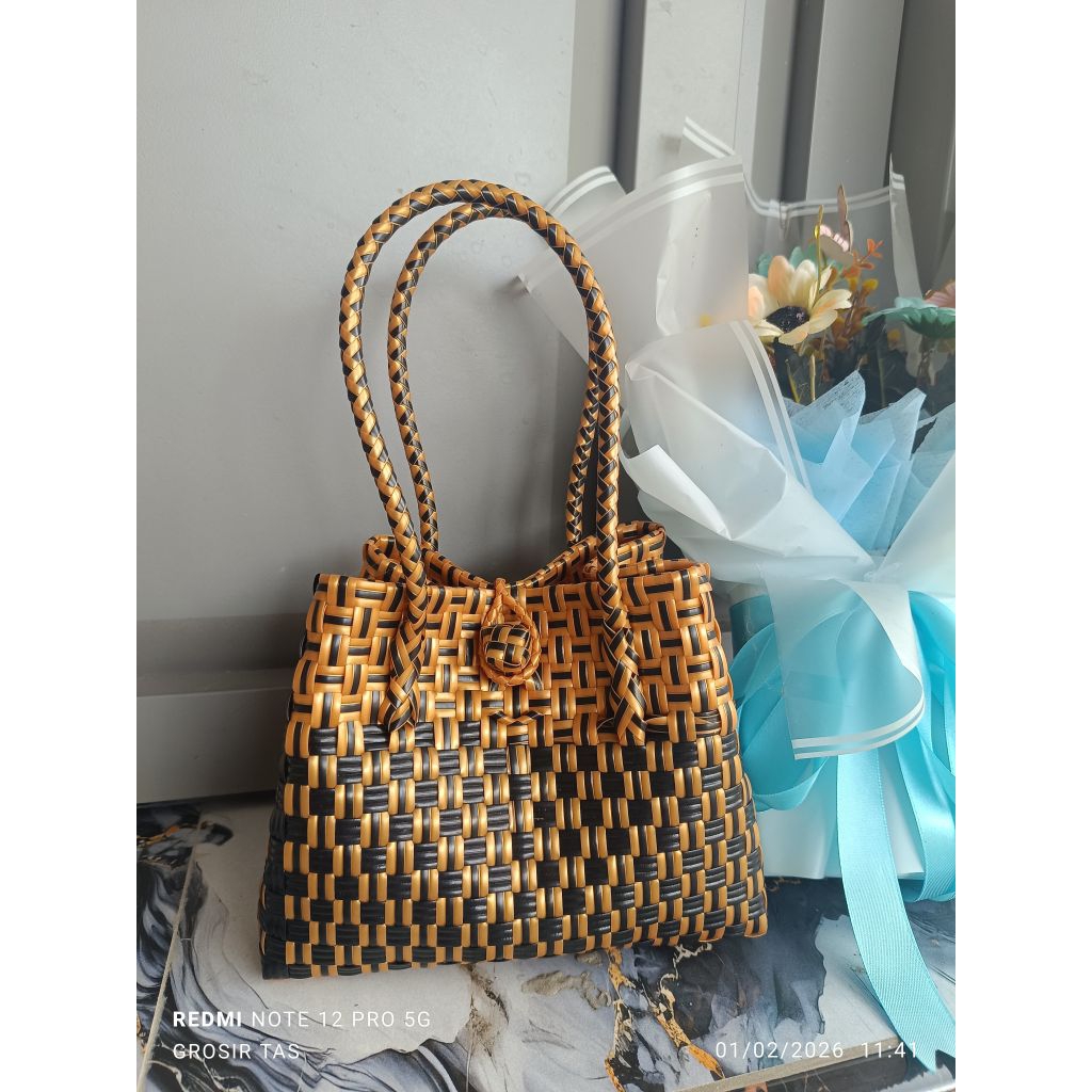 Tas mungil Jaly , UK 20*10*17, cocok buat bawa dompet hp dan sebotol minuman kecil