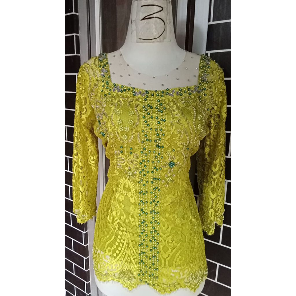 Ready kebaya warna hijau. Lime/ pucuk pisang LD 90-120