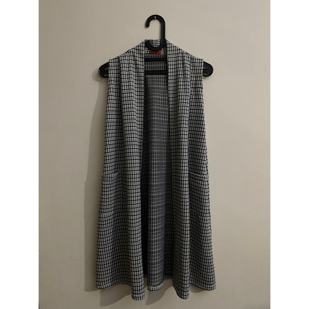 Preloved Plaid Vest Kotak-Kotak Hitam Putih Panjang Wanita