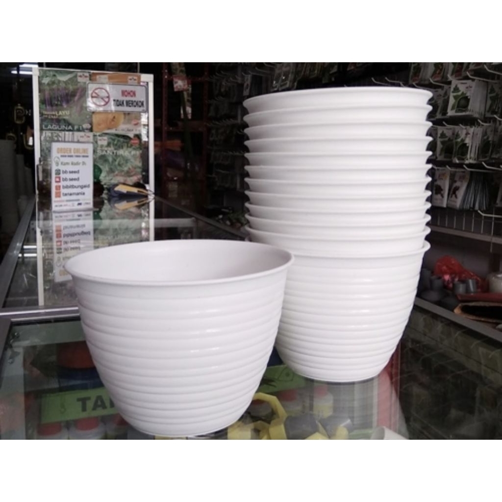 Pot Bunga Plastik Putih uk 15 - Warna Putih, Bahan Plastik Tebal, 4 Lubang Air