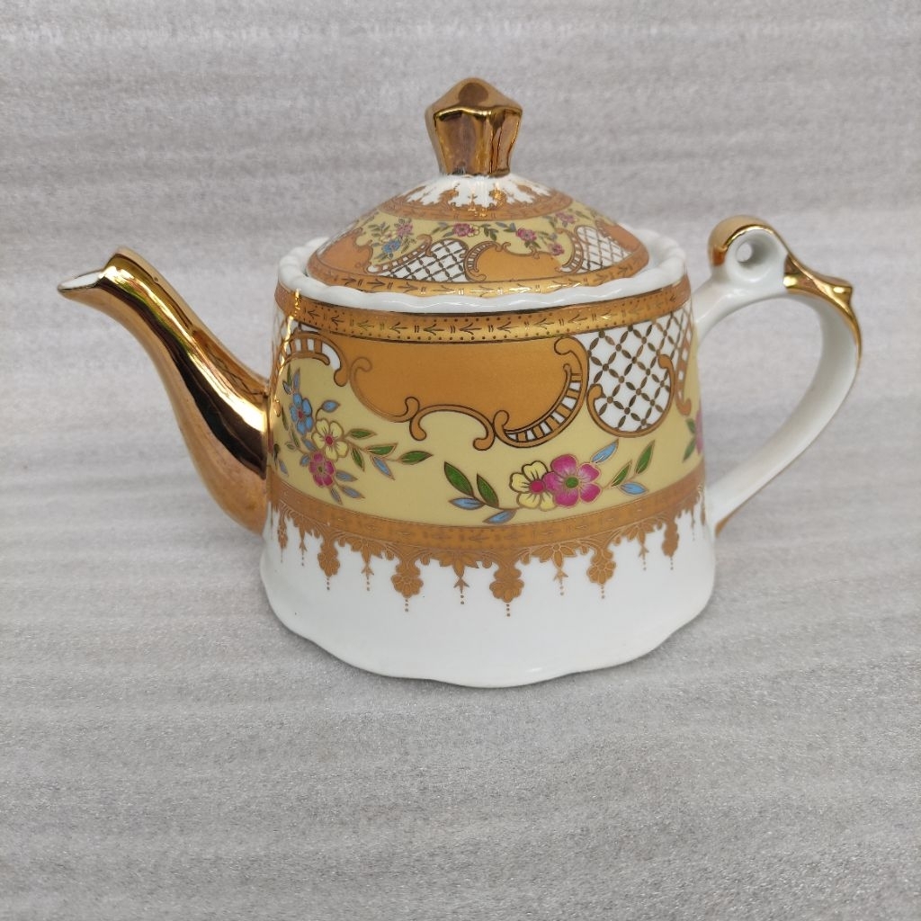 Preloved Teapot Teko Teh Vicenza Motif Camelia