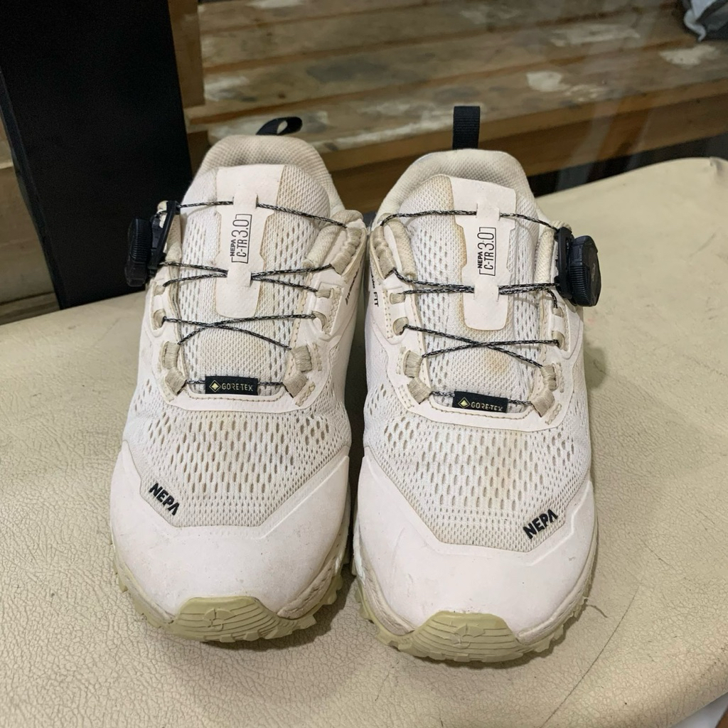 Sepatu Hiking NEPA Goretex size 37, warna krem, BOA lock system
