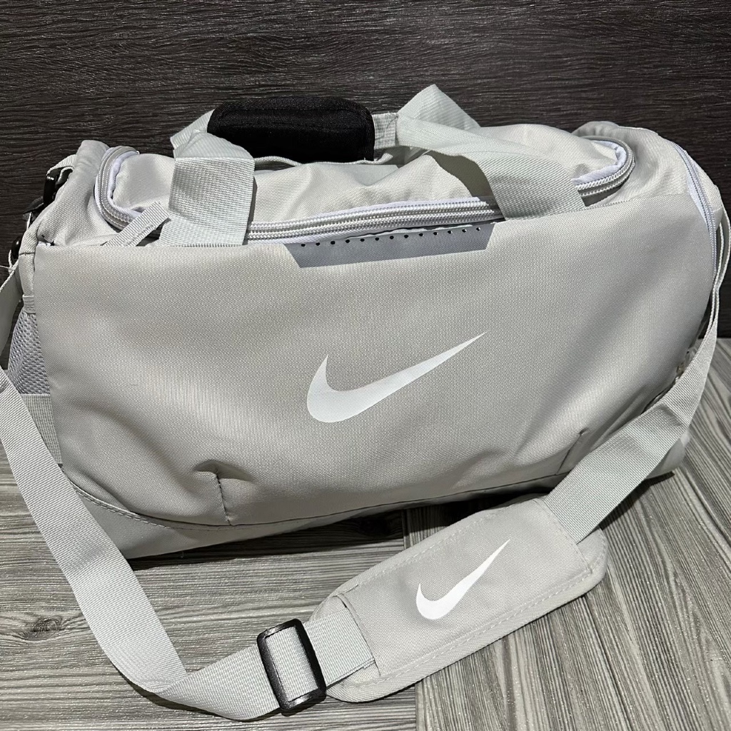 TAS DUFFLE NIKE BASIC FONT ORIGINAL GREY BAGS / TAS TRAVEL GYM PRIA WANITA / TAS TRAVEL BEST SELLER 