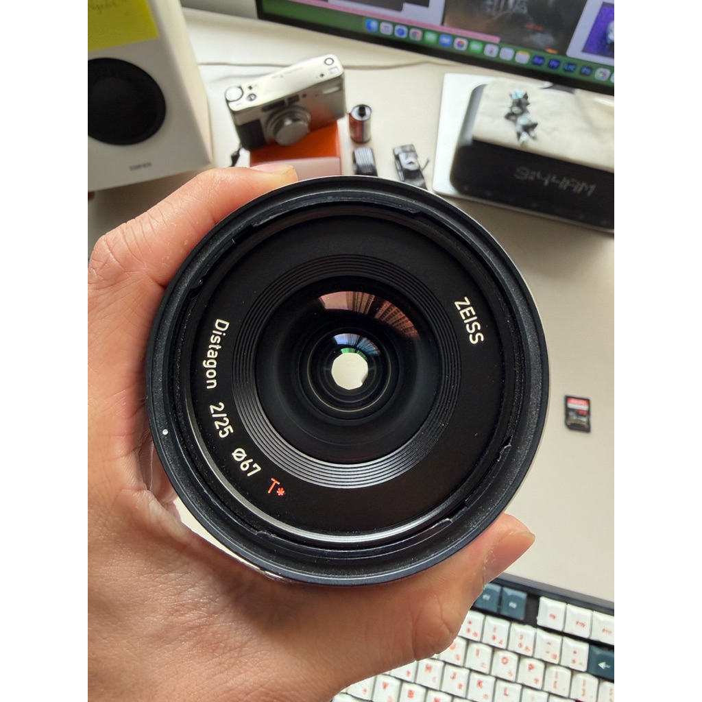 Lensa Zeiss Batis 25mm f2