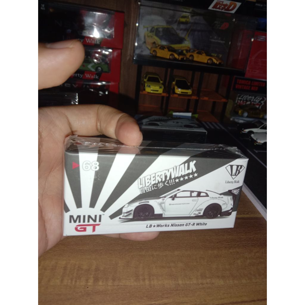MINI GT #68 NISSAN GTR R35 WHITE