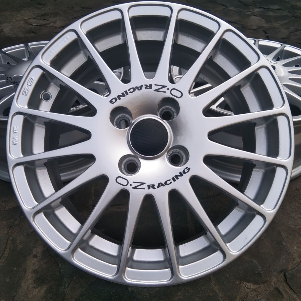 Velg Oz Racing Superturismo GT R15 lebar Rata 6.½_inc pcd 4x100 Et37 Original ITALY Like New