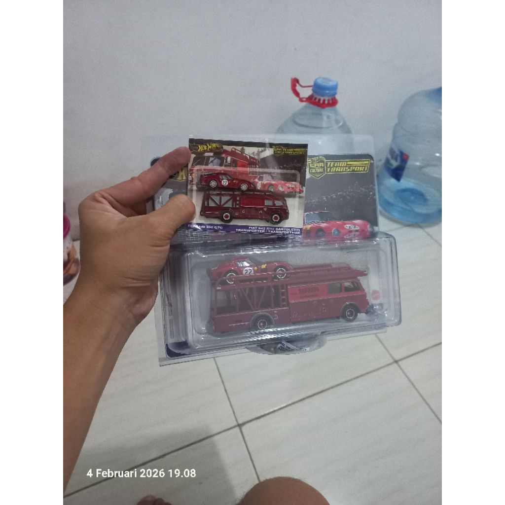 hot wheel team transport ferrari dan bonus pin