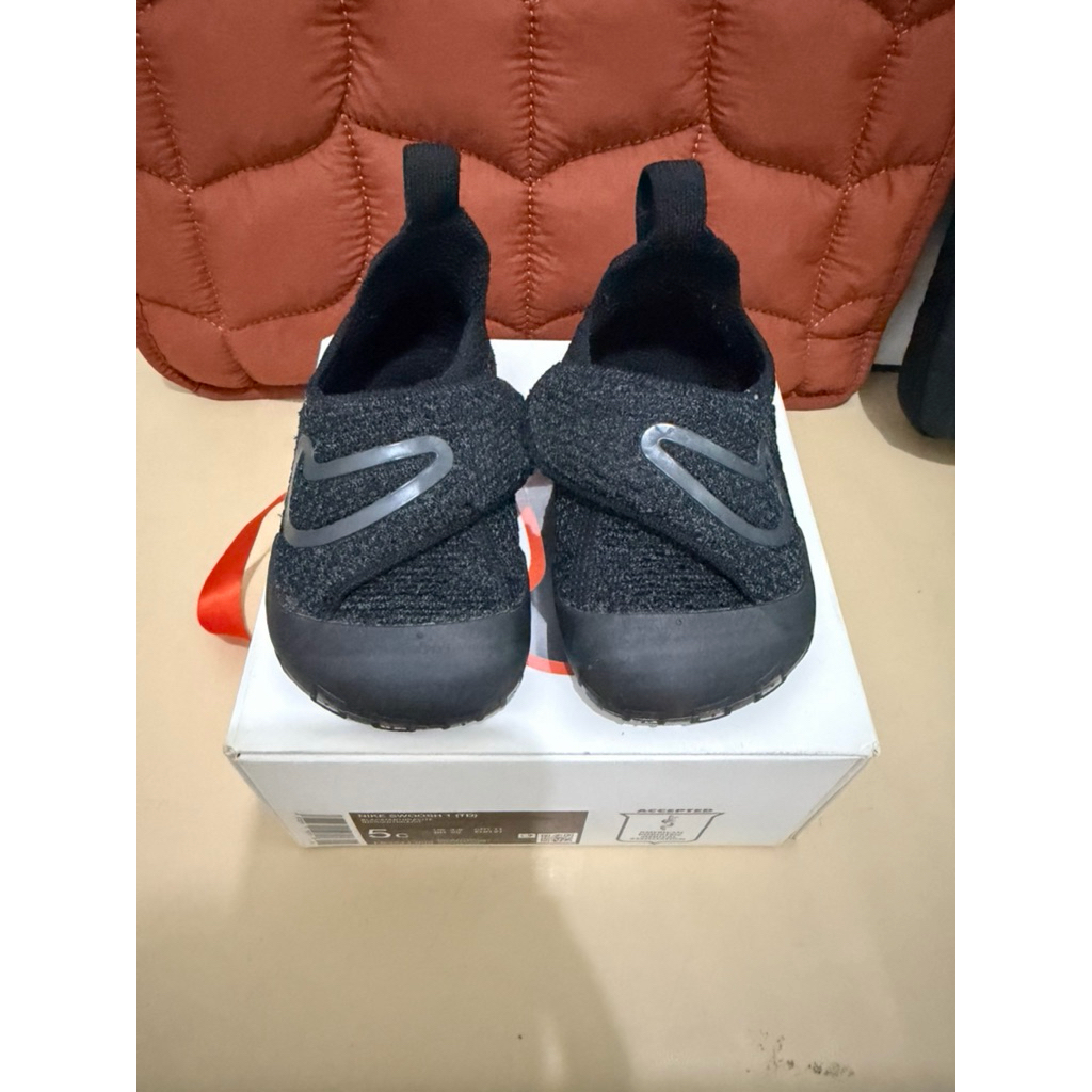 Nike Swoosh 1  Warna Black/Antrachite Size 5C/ 21 / 11cm