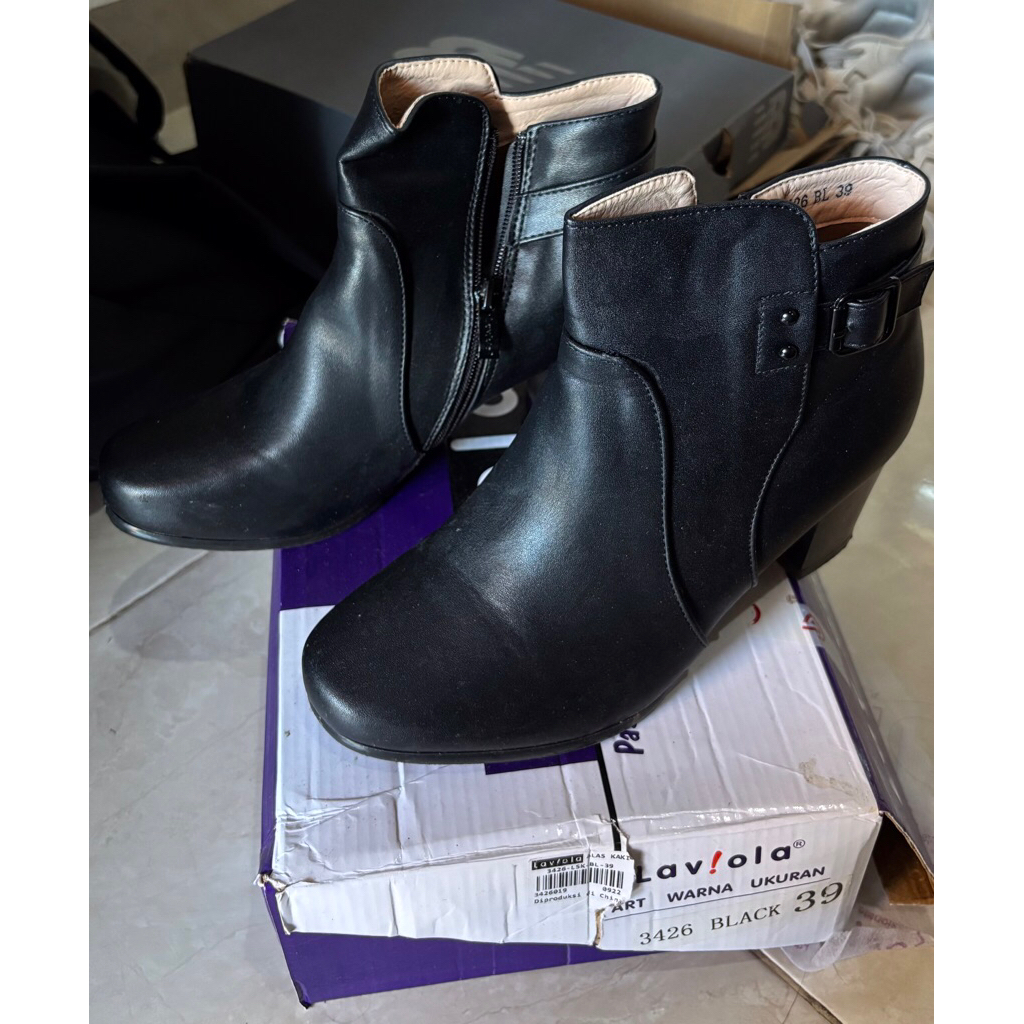 PRELOVED SEPATU BOOTS