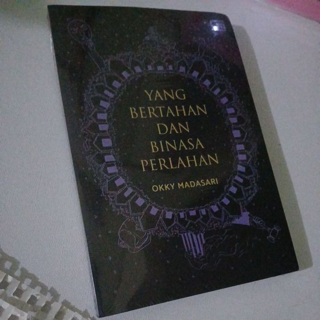 Buku Yang Bertahan Dan Binasa Perlahan ( Okky Mandasari)