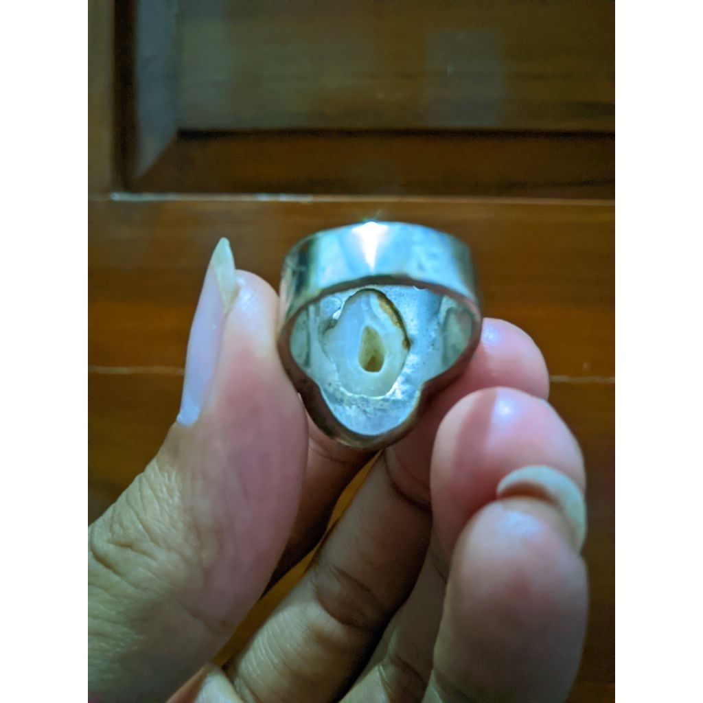 BATU SAKRAL PUTIH COMBONG