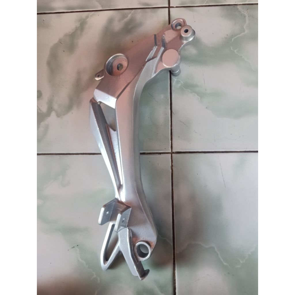 pijakan kaki belakang Supra x125 fi