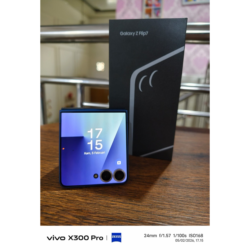 Samsung Z Flip 7 (Like New)