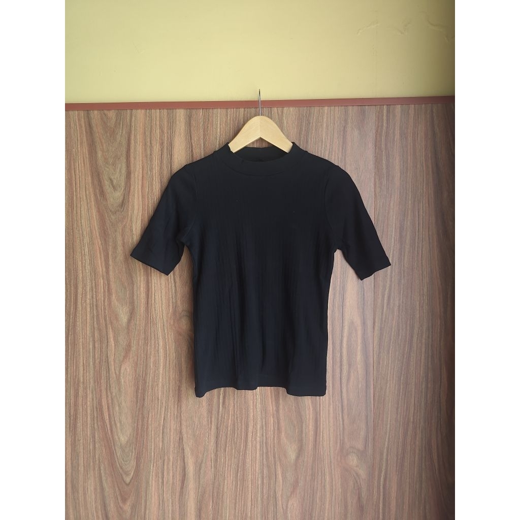 Baju Kaos Uniqlo Mock Neck Bahan Melar Untuk Perempuan Second