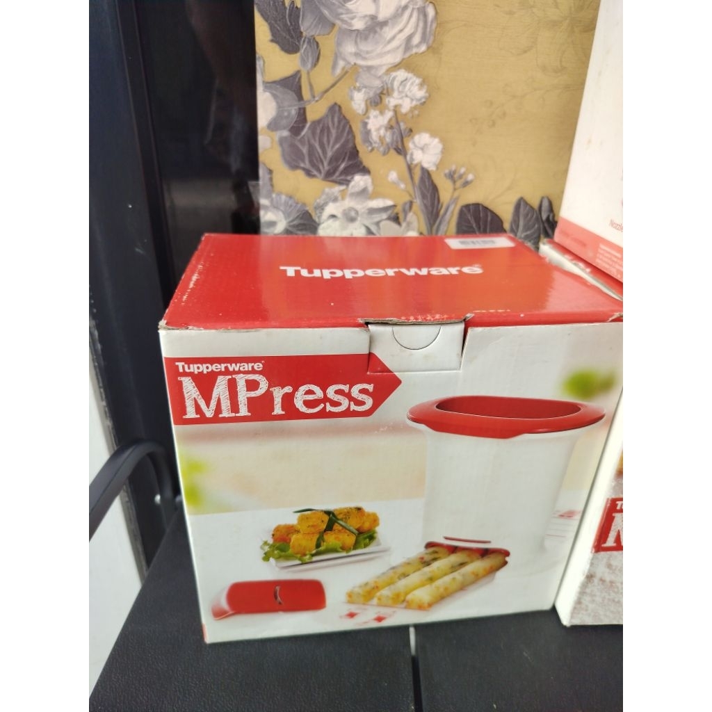 mpress Tupperware merah
