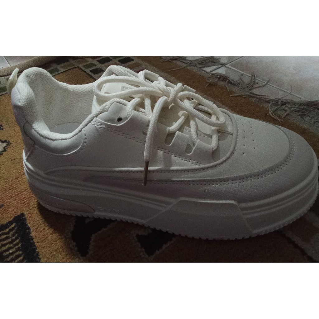 Preloved PVN Jeno Sepatu Sneakers Wanita Shoes Cream 438