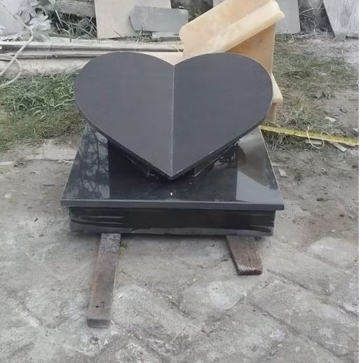 Nisan Granit Hitam Model Hati — Nisan Makam Elegan & Minimalis