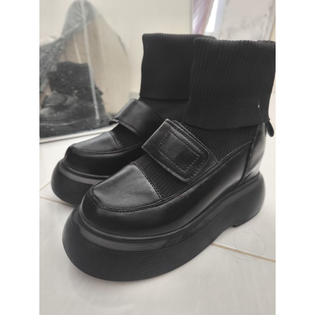 pinkey sepatu boot