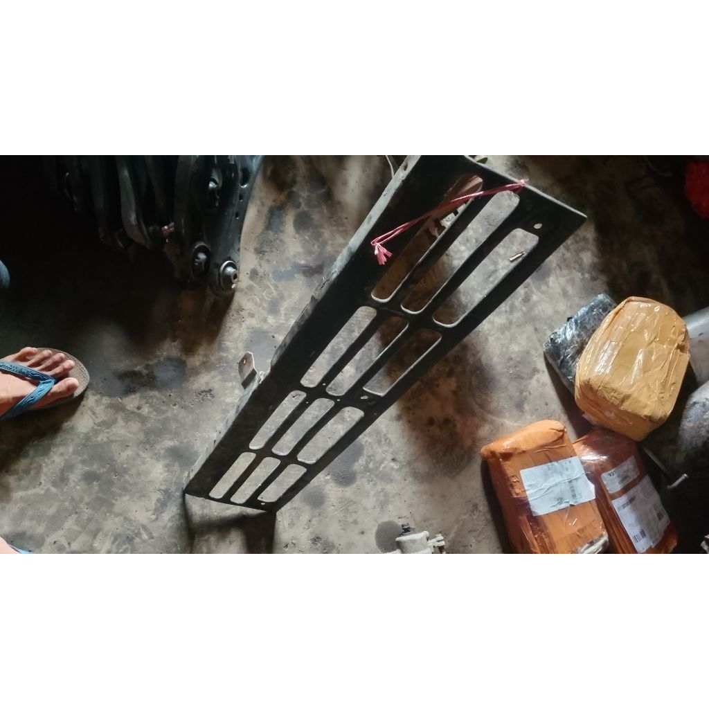GRIL TOYOTA KIJANG SUPER LAMA BEKAS