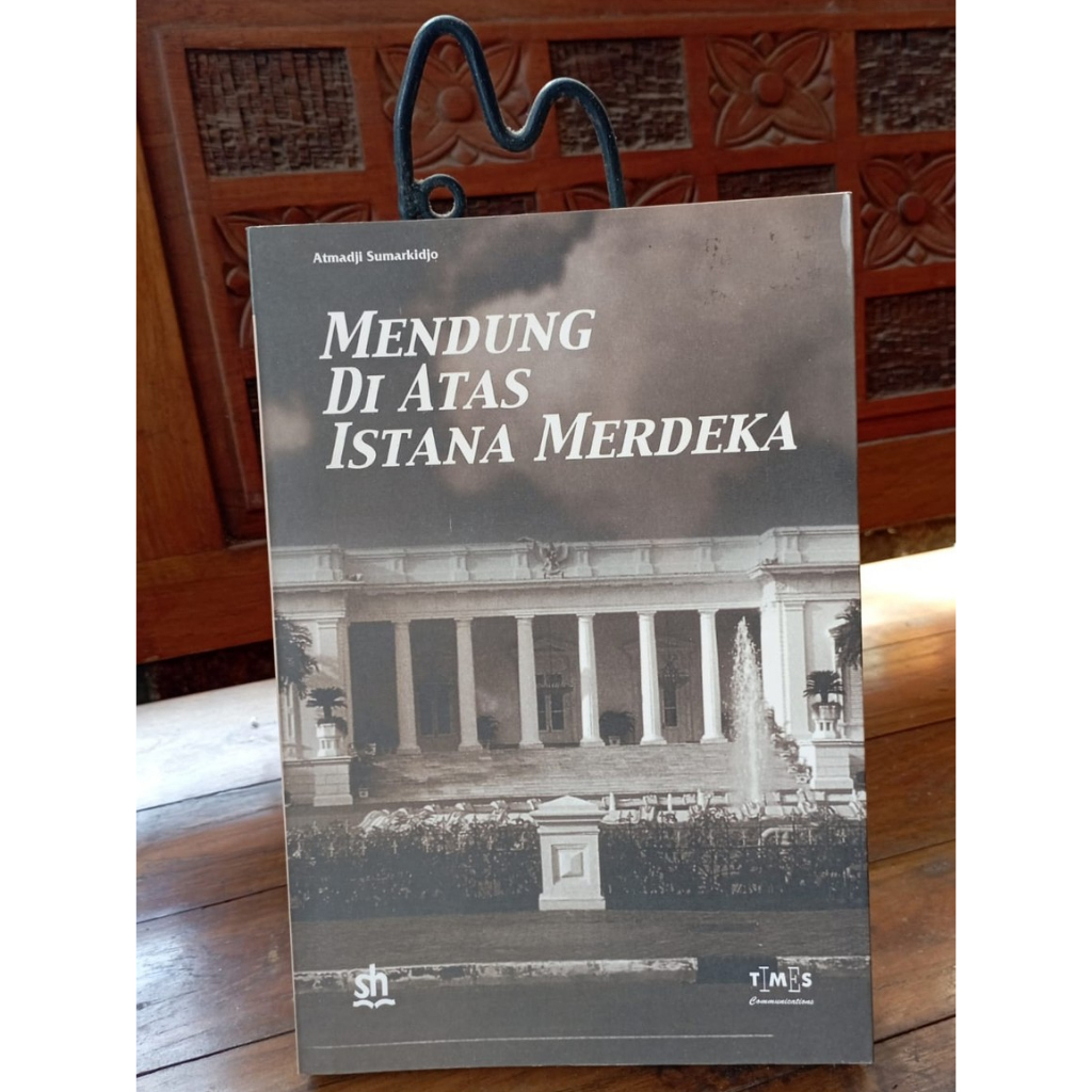 Mendung di Atas Istana Merdeka - Atmadji Sumarkdjo