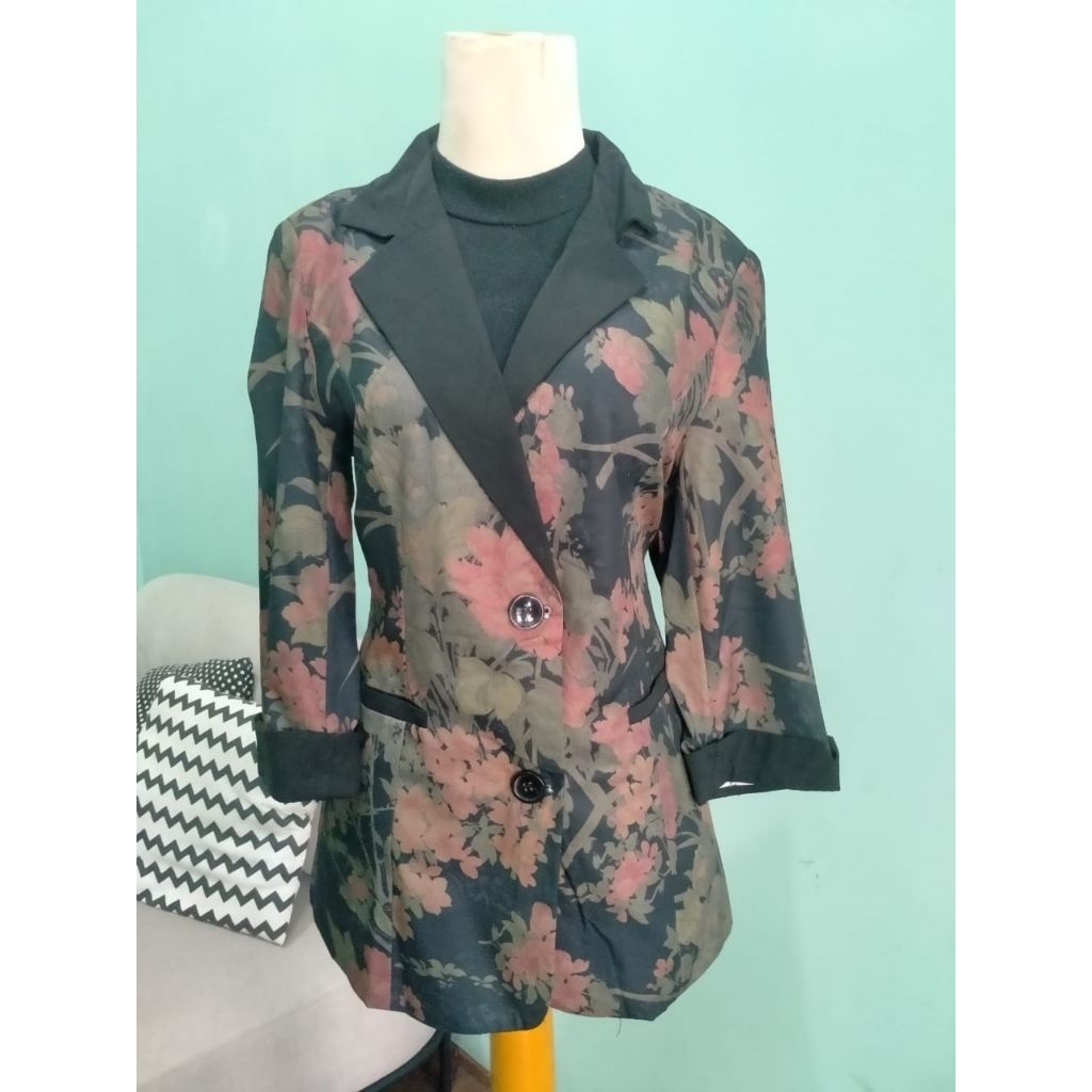 Preloved Blazer Etnik Motif Bunga Wanita