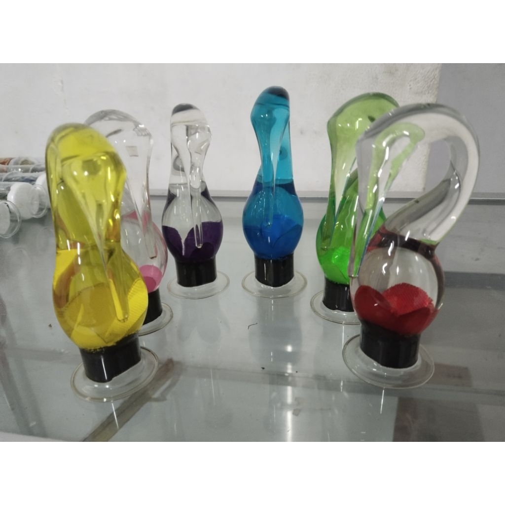 hiasan lemari kaca unik macam2 warna