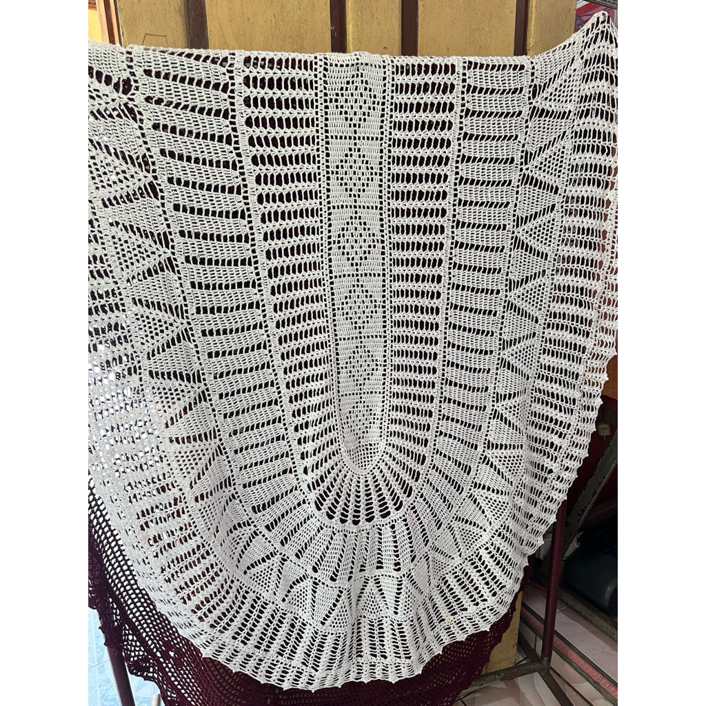 Taplak meja rajut handmade putih oval 190x110.