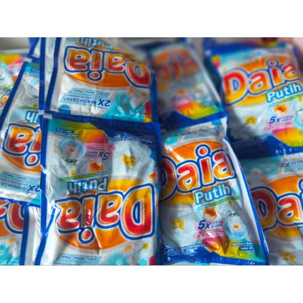 Deterjen Bubuk Daia Putih 1 renceng - Membasmi Noda, Membuat Pakaian Putih Cerah