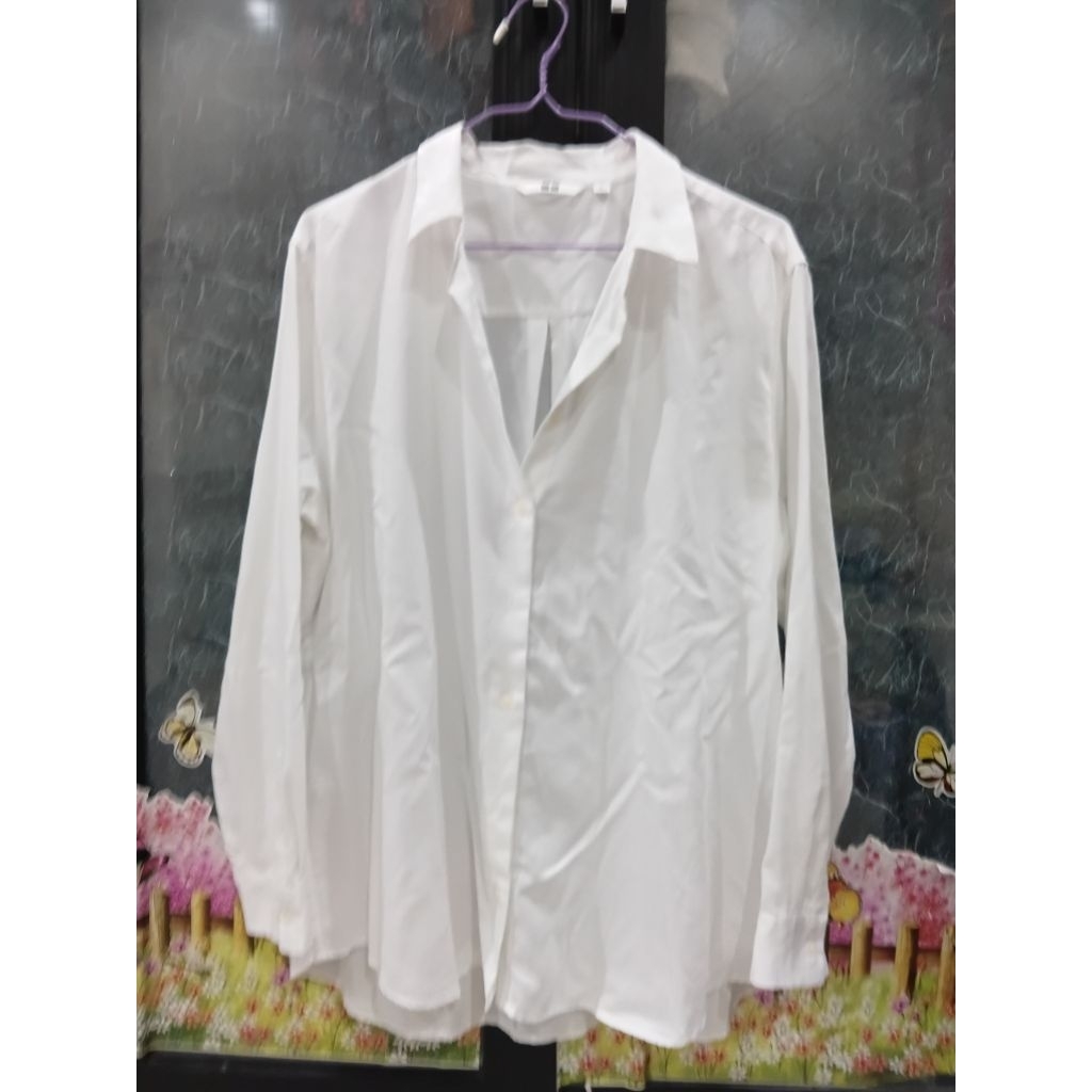 KEMEJA WANITA PUTIH LENGAN PANJANG MEREK UNIQLO