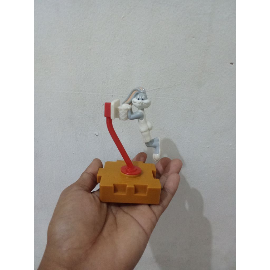 mainan figure bugs bunny