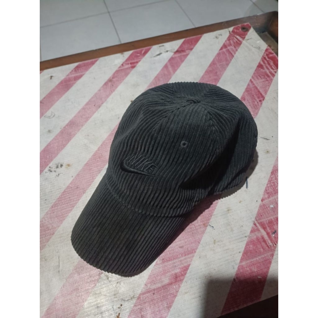 Topi ori nike club cup corduroy black, kondisi second seperti di foto