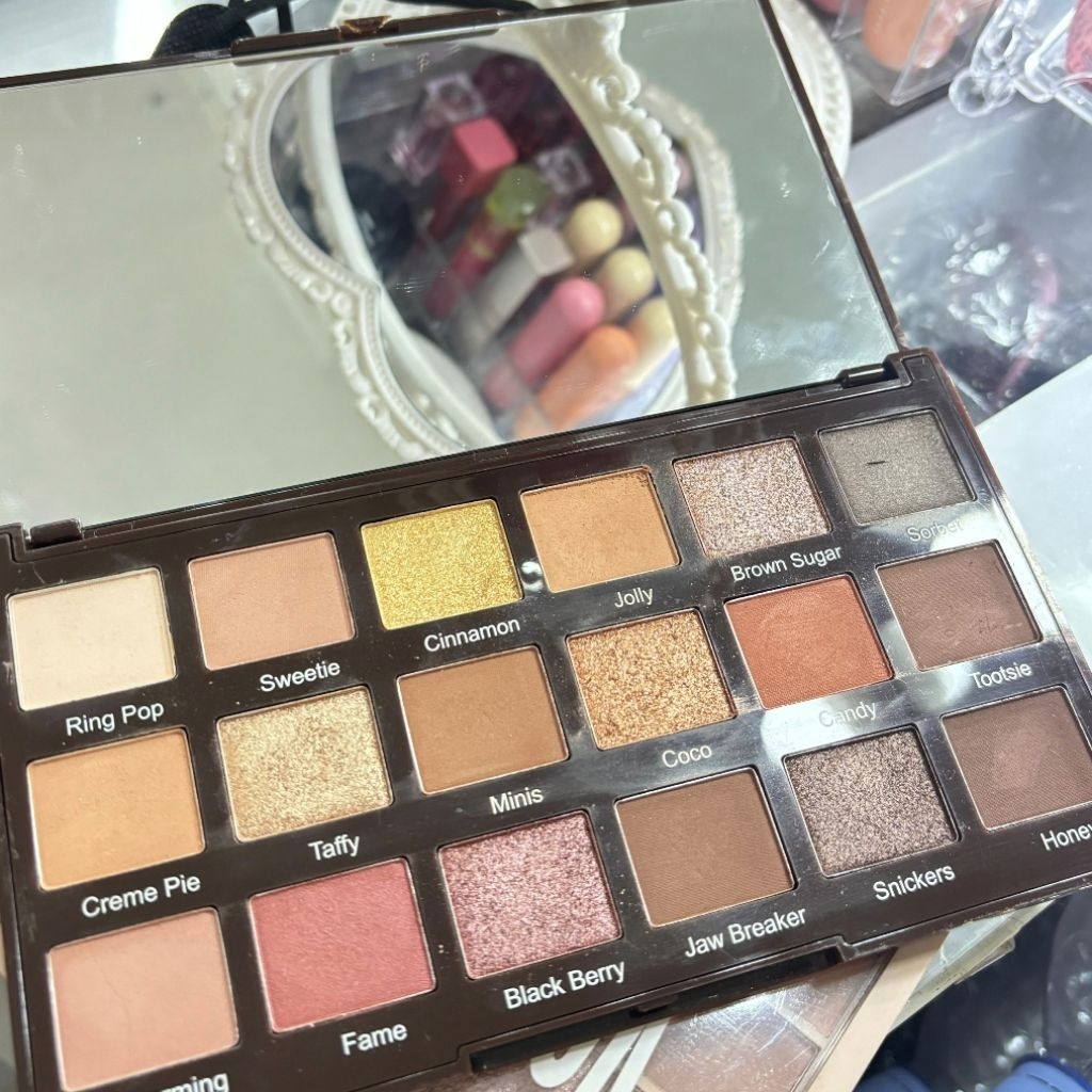 Preloved FEBBLE Eyeshadow Palatte 18warna