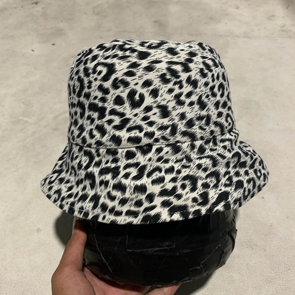 Topi Bucket Hats Leopard