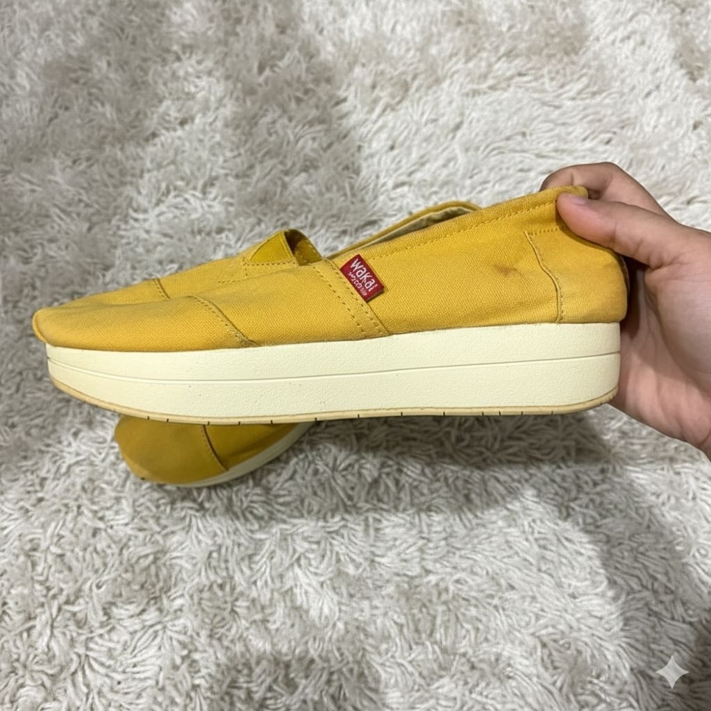 PRELOVED SEPATU WAKAI SIZE 37