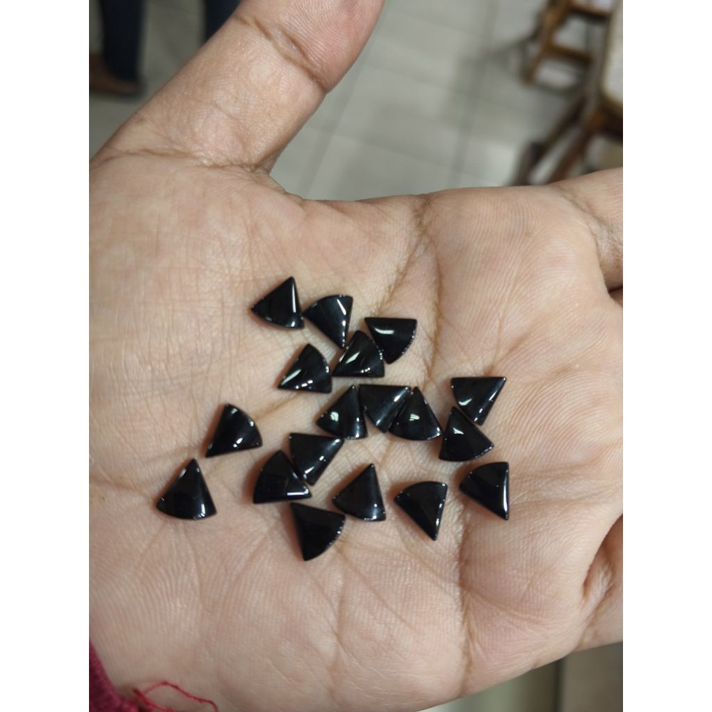 Batu Black Onix Mutiara Bentuk Kipas 7.5x7.5 mm - Batu Cabochon Segitiga Onyx Hitam & Mother of Pear