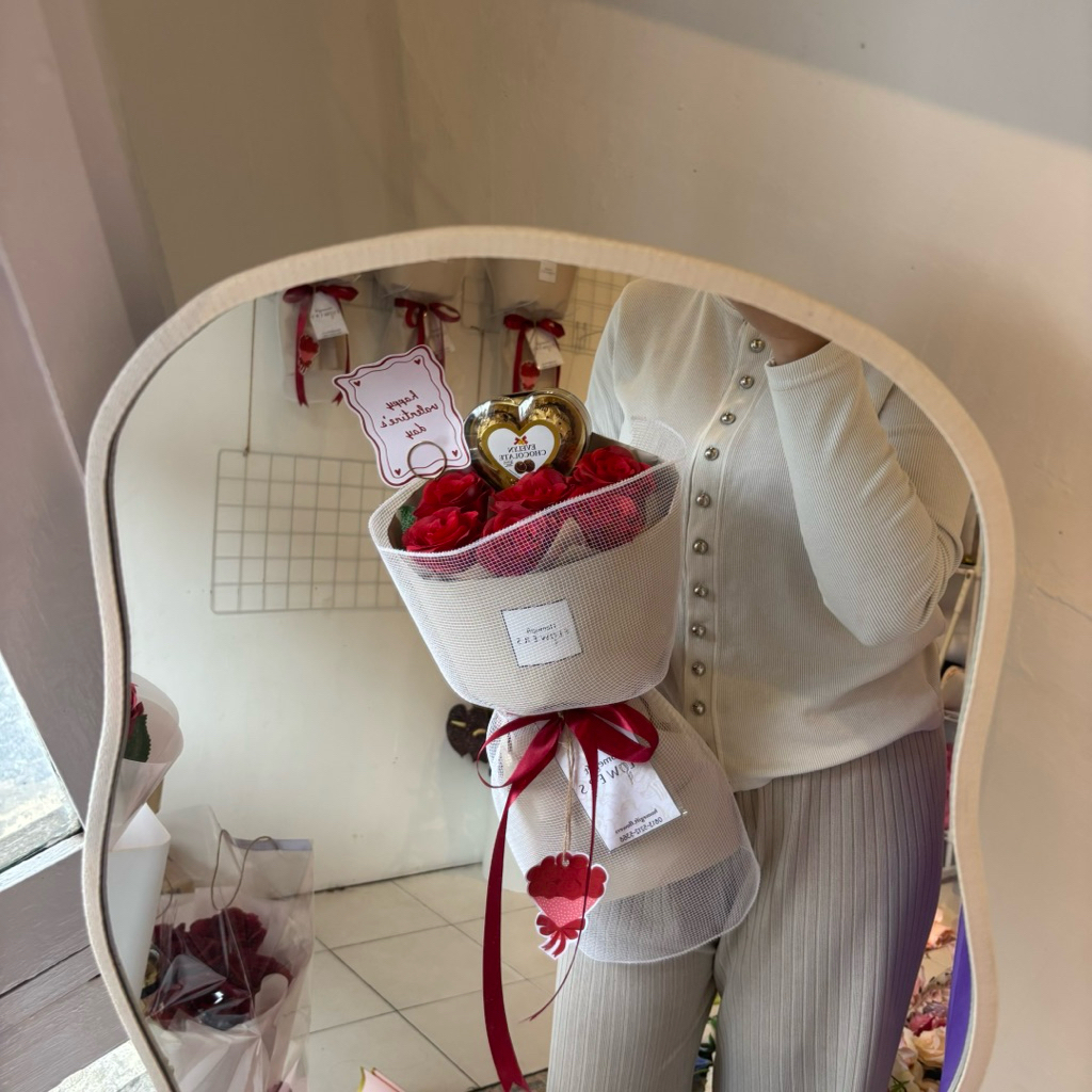 VALENTINE - Bucket bunga mawar mix coklat silverqueen