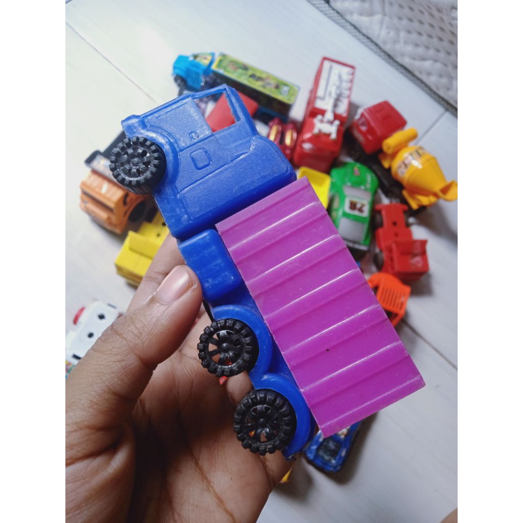 Mainan Mobilan Truk Mini Random (Preloved)