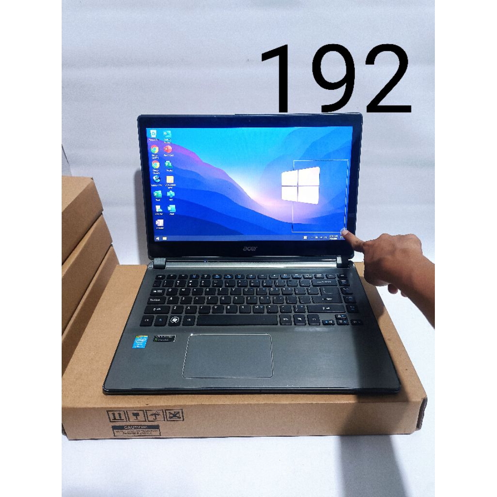 Touchscreen Acer Aspire V5-473G core i5-4200, dual VGA GeForce 740M Ram 8GB HDD 1TB 14" Baterai 3 Ja